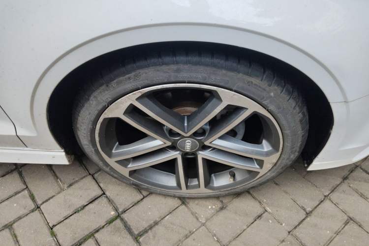 Used Audi A3 2018 30th Anniversary Edition Limousine 35 TFSI Sport Model Right Front Wheel Hub