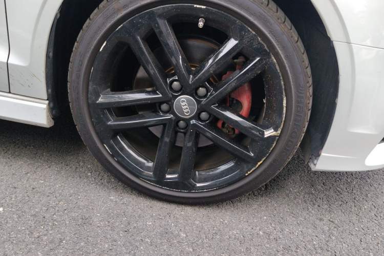 Used Audi A3 2018 30th Anniversary Edition Limousine 40 TFSI Sport Model Right Front Wheel Hub