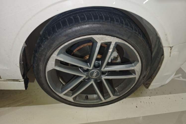 Used Audi A3 2018 30th Anniversary Edition Limousine 35 TFSI Sport Model Right Front Wheel Hub