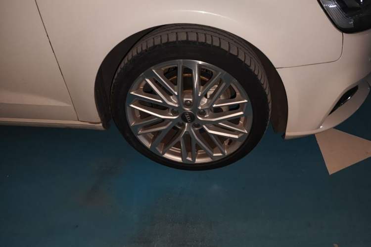 Used Audi A3 2018 30th Anniversary Edition Sportback 35 TFSI Style Model Right Front Wheel Hub