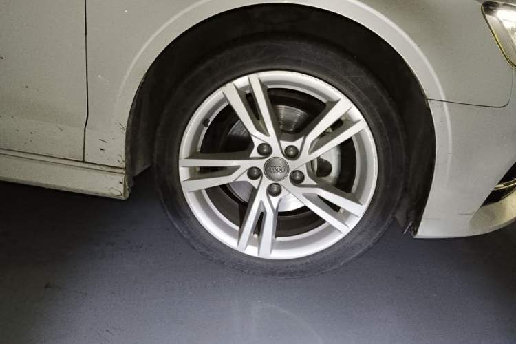 Used Audi A3 2018 30th Anniversary Edition Limousine 35 TFSI Fashion Model Right Front Wheel Hub