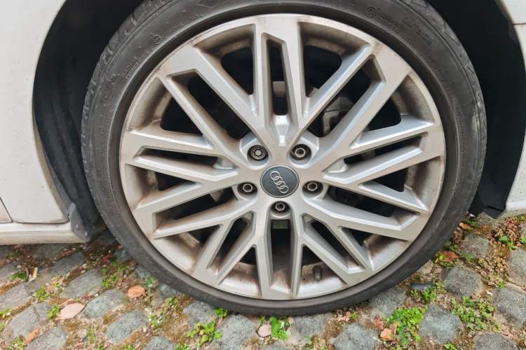 Used Audi A3 2018 30th Anniversary Edition Sportback 35 TFSI Style Model Right Front Wheel Hub
