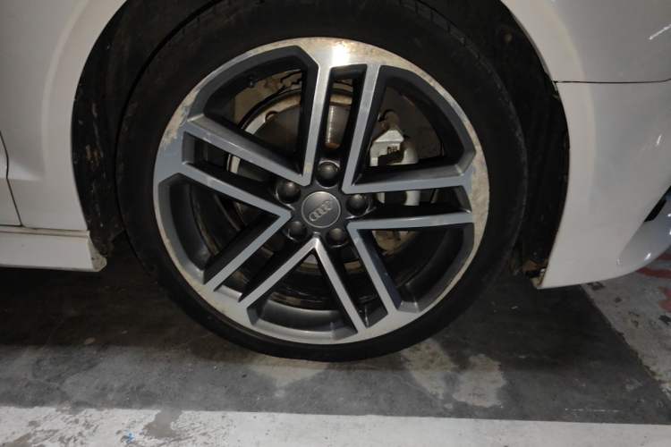 Used Audi A3 2018 30th Anniversary Edition Limousine 35 TFSI Sport Model Right Front Wheel Hub