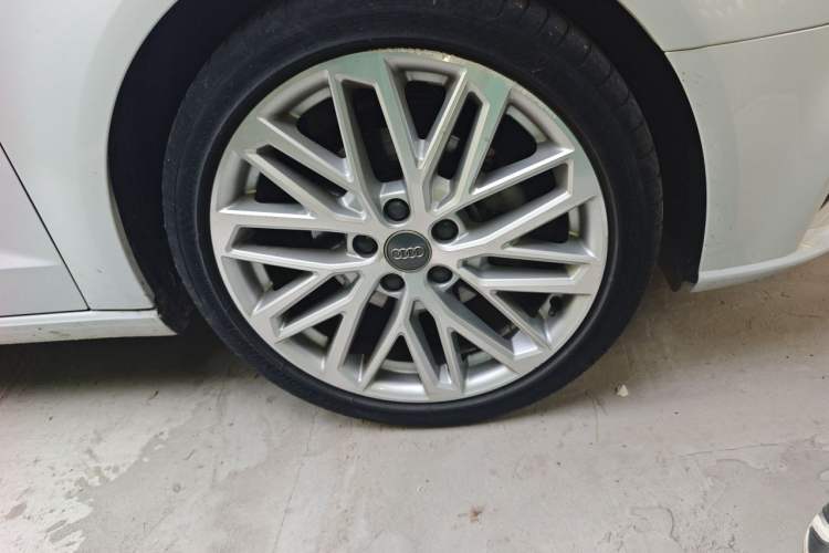 Used Audi A3 2018 30th Anniversary Edition Sportback 35 TFSI Style Model Right Front Wheel Hub