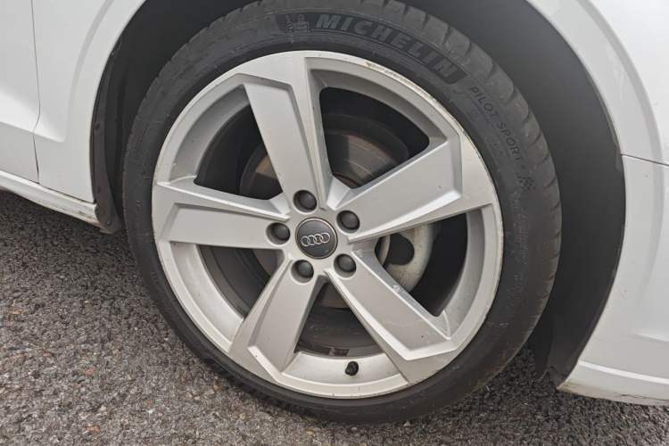 Used Audi A3 2018 30th Anniversary Edition Limousine 35 TFSI Style Model Right Front Wheel Hub