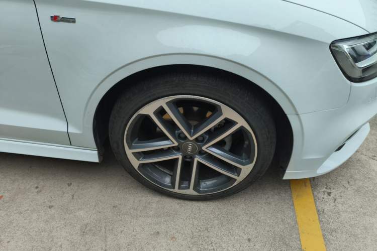 Used Audi A3 2018 30th Anniversary Edition Limousine 35 TFSI Sport Model Right Front Wheel Hub