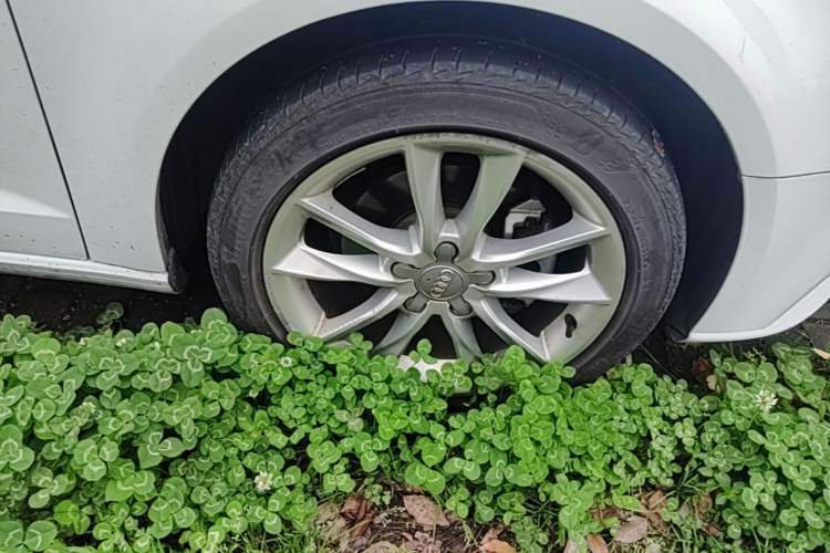 Used Audi A3 2018 30th Anniversary Edition Sportback 35 TFSI Ambition Model Right Front Wheel Hub