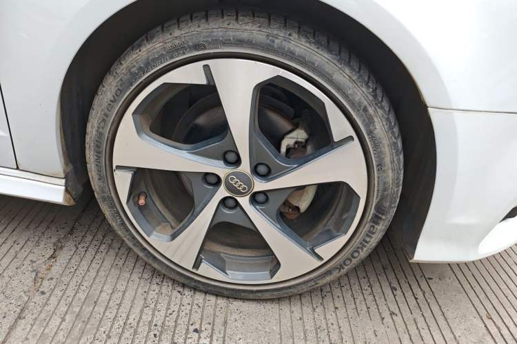 Used Audi A3 2018 30th Anniversary Edition Sportback 35 TFSI Sport Model Right Front Wheel Hub