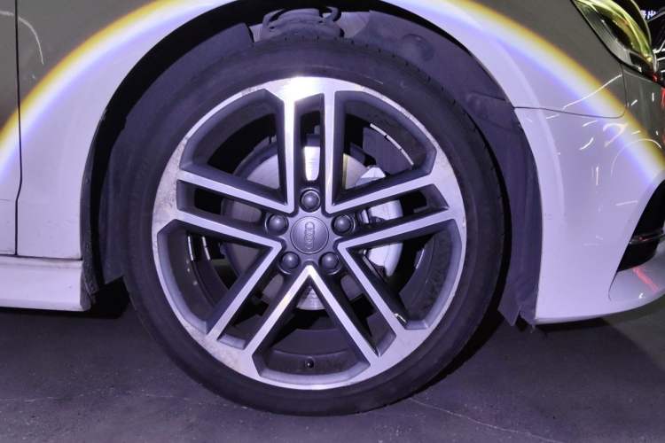 Used Audi A3 2018 30th Anniversary Edition Limousine 35 TFSI Sport Model Right Front Wheel Hub