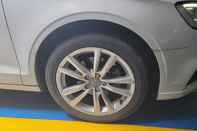Used Audi A3 2018 30th Anniversary Edition Limousine 35 TFSI Ambition Model Right Front Wheel Hub