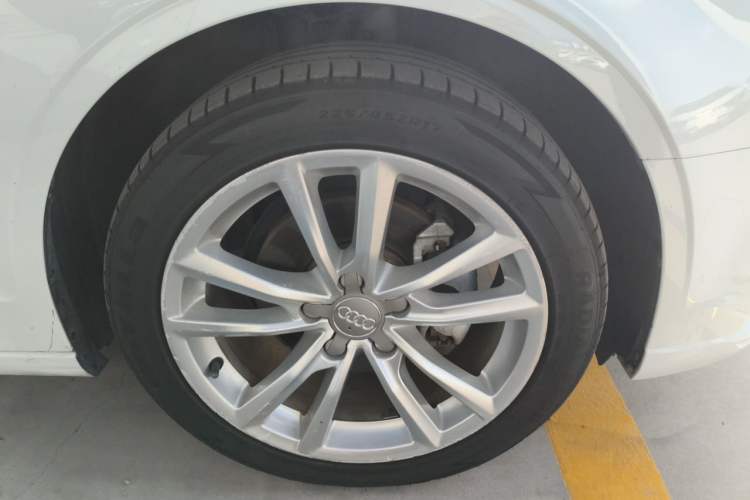Used Audi A3 2018 30th Anniversary Edition Limousine 35 TFSI Ambition Model Right Front Wheel Hub