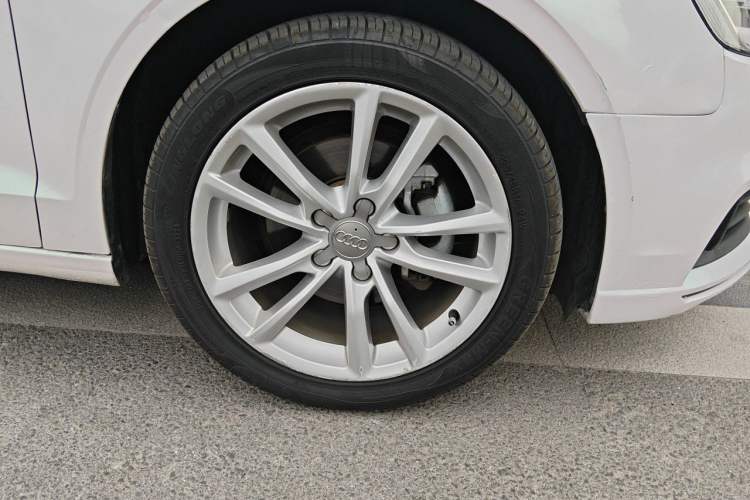 Used Audi A3 2018 30th Anniversary Edition Limousine 35 TFSI Ambition Model Right Front Wheel Hub