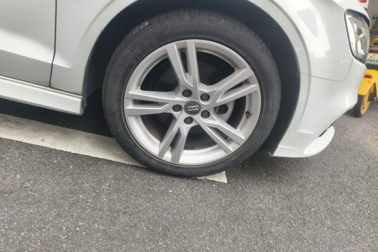 Used Audi A3 2018 30th Anniversary Edition Limousine 35 TFSI Fashion Model Right Front Wheel Hub