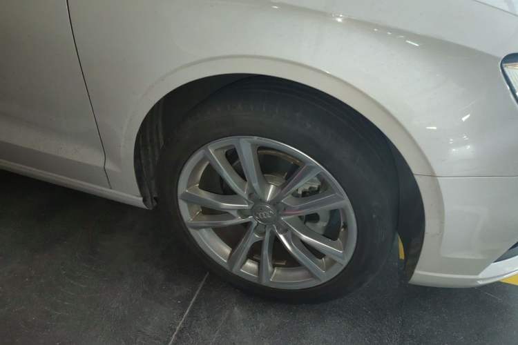 Used Audi A3 2018 30th Anniversary Edition Limousine 35 TFSI Ambition Model Right Front Wheel Hub