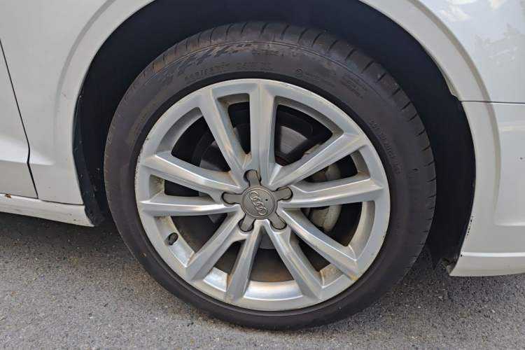 Used Audi A3 2018 30th Anniversary Edition Limousine 35 TFSI Ambition Model Right Front Wheel Hub