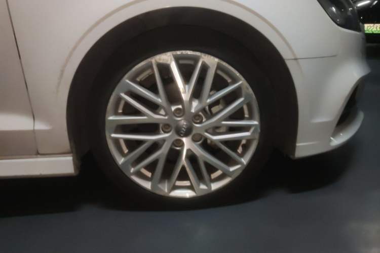 Used Audi A3 2018 30th Anniversary Edition Limousine 35 TFSI Style Model Right Front Wheel Hub
