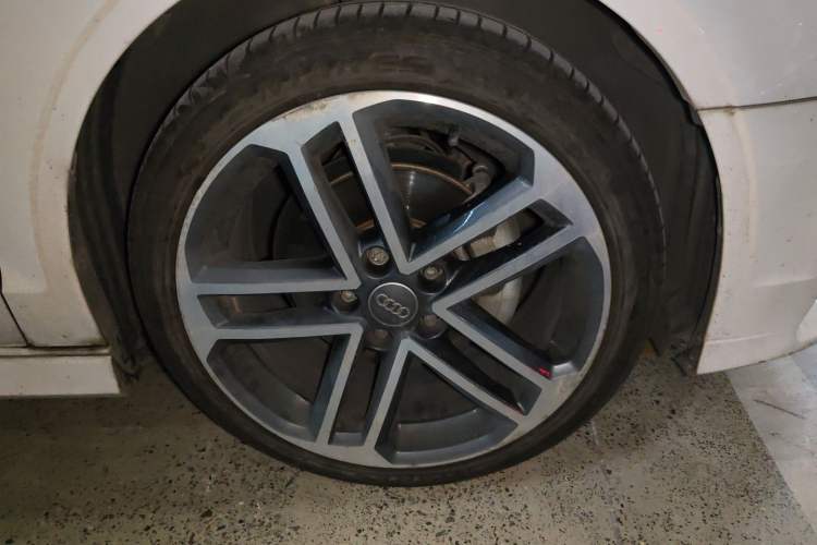 Used Audi A3 2018 30th Anniversary Edition Limousine 35 TFSI Sport Model Right Front Wheel Hub