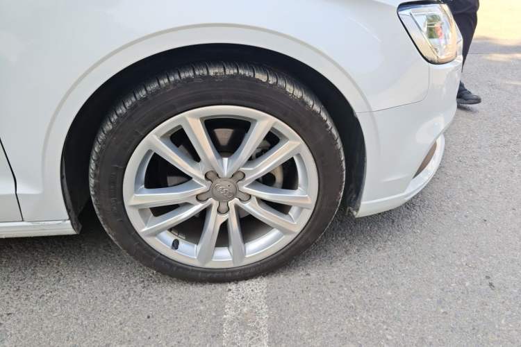 Used Audi A3 2018 30th Anniversary Edition Limousine 35 TFSI Ambition Model Right Front Wheel Hub