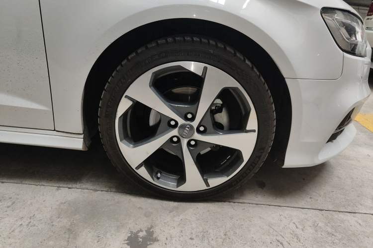 Used Audi A3 2018 30th Anniversary Edition Sportback 35 TFSI Sport Model Right Front Wheel Hub