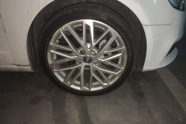 Used Audi A3 2018 30th Anniversary Edition Sportback 35 TFSI Style Model Right Front Wheel Hub