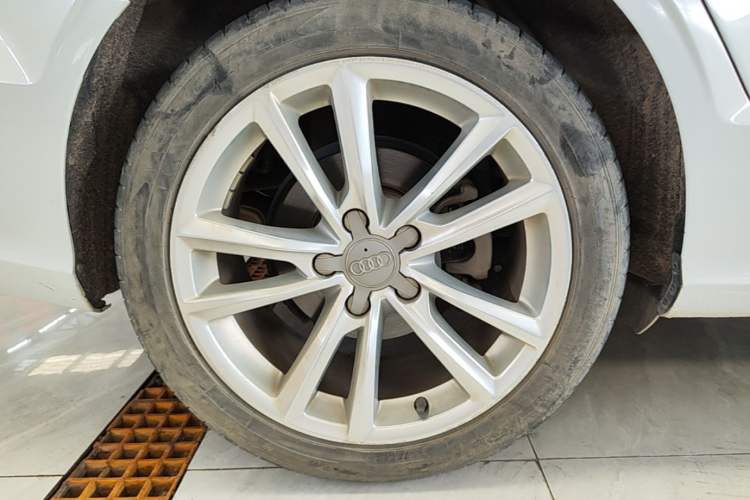 Used Audi A3 2018 30th Anniversary Edition Limousine 35 TFSI Ambition Model Right Rear Wheel Hub