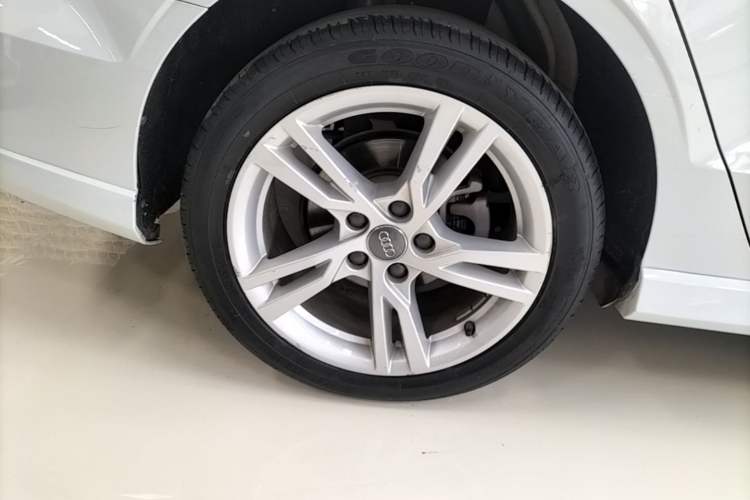 Used Audi A3 2018 30th Anniversary Edition Limousine 35 TFSI Fashion Model Right Rear Wheel Hub