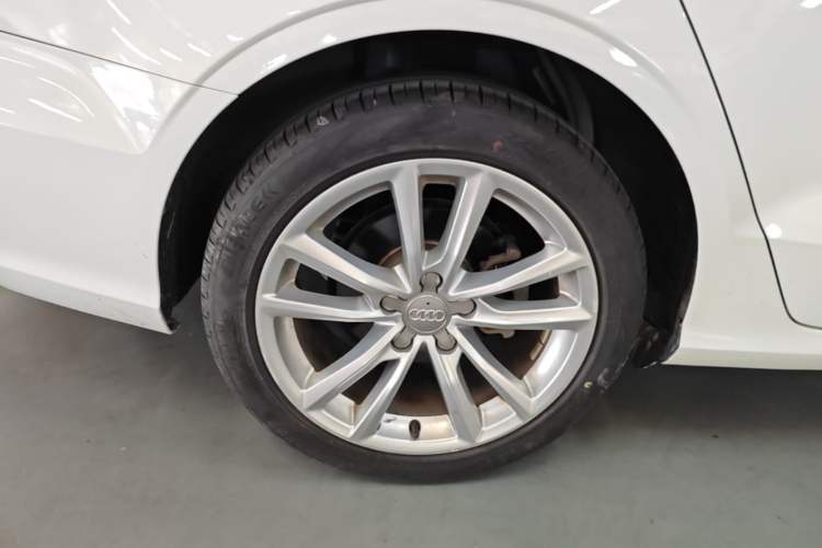 Used Audi A3 2018 30th Anniversary Edition Limousine 35 TFSI Ambition Model Right Rear Wheel Hub