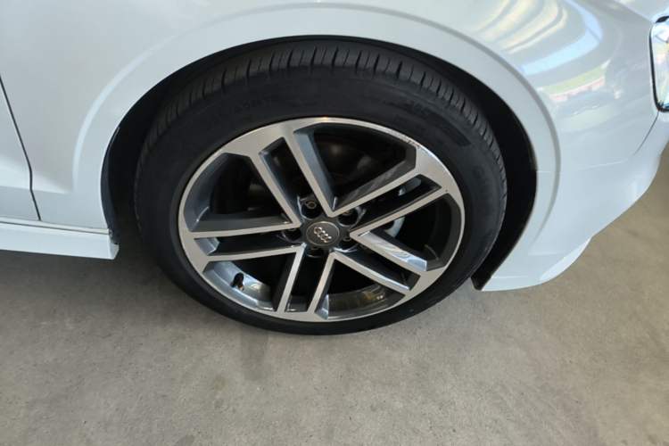 Used Audi A3 2018 30th Anniversary Edition Limousine 35 TFSI Sport Model Right Rear Wheel Hub