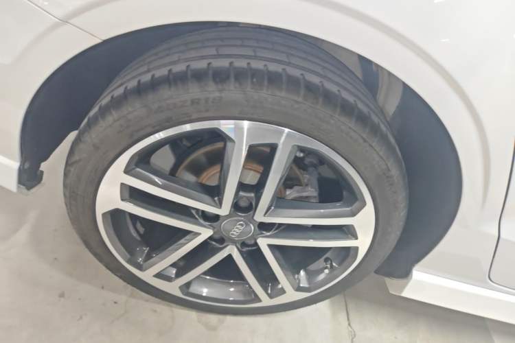 Used Audi A3 2018 30th Anniversary Edition Limousine 35 TFSI Sport Model Right Rear Wheel Hub