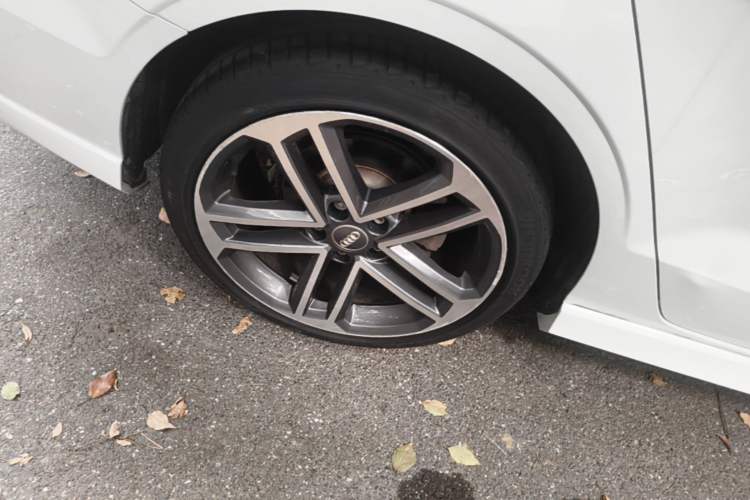 Used Audi A3 2018 30th Anniversary Edition Limousine 35 TFSI Sport Model Right Rear Wheel Hub