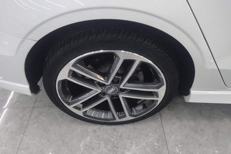 Used Audi A3 2018 30th Anniversary Edition Limousine 35 TFSI Sport Model Right Rear Wheel Hub