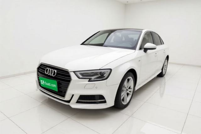 Audi A3 2018 30th Anniversary Edition Limousine 35 TFSI Fashion Model مستعملة