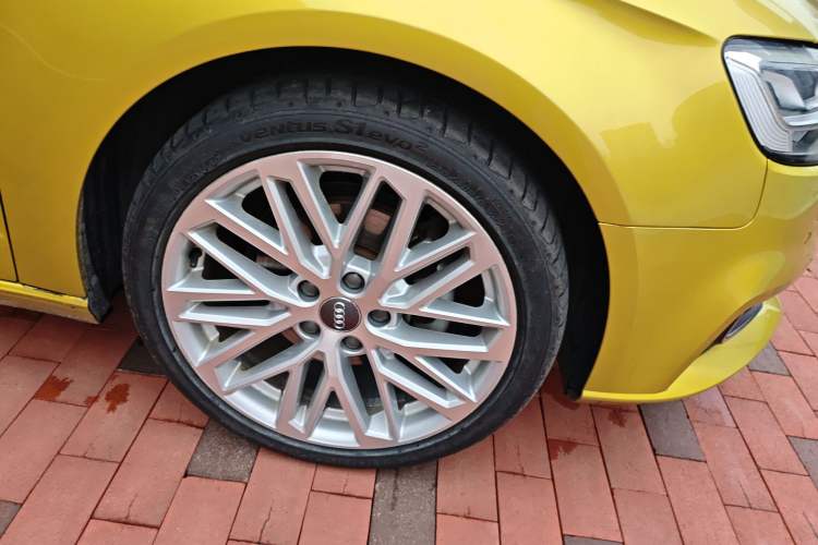 Used Audi A3 2018 30th Anniversary Edition Sportback 35 TFSI Style Model Right Front Wheel Hub