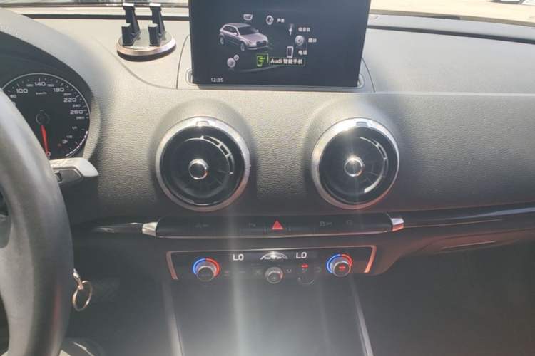 Used Audi A3 2019 Sportback 35 TFSI Fashion Edition China VI Emission Standard Audio And AC Panel