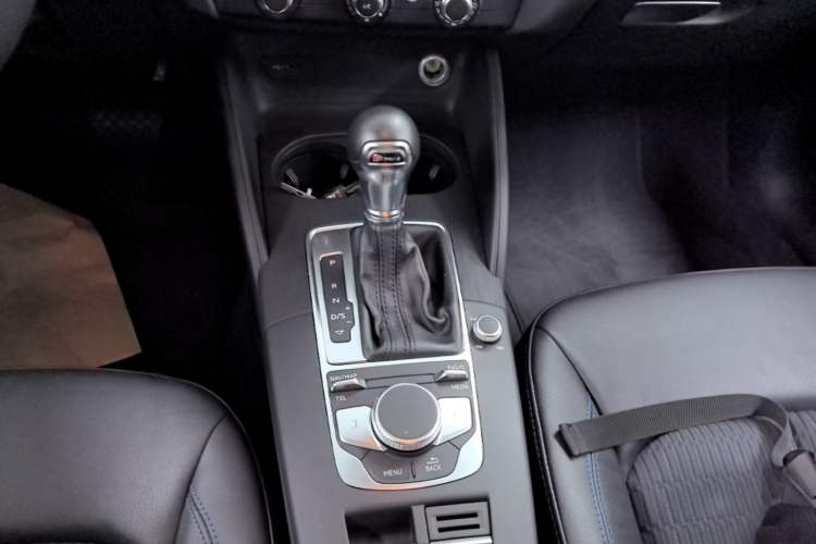 Used Audi A3 2019 Limousine 35 TFSI Fashion Edition China VI Emission Standard Gear Lever