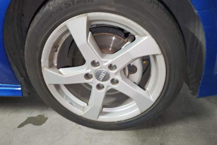 Used Audi A3 2019 Sportback 35 TFSI Fashion Edition China VI Emission Standard Right Front Wheel Hub