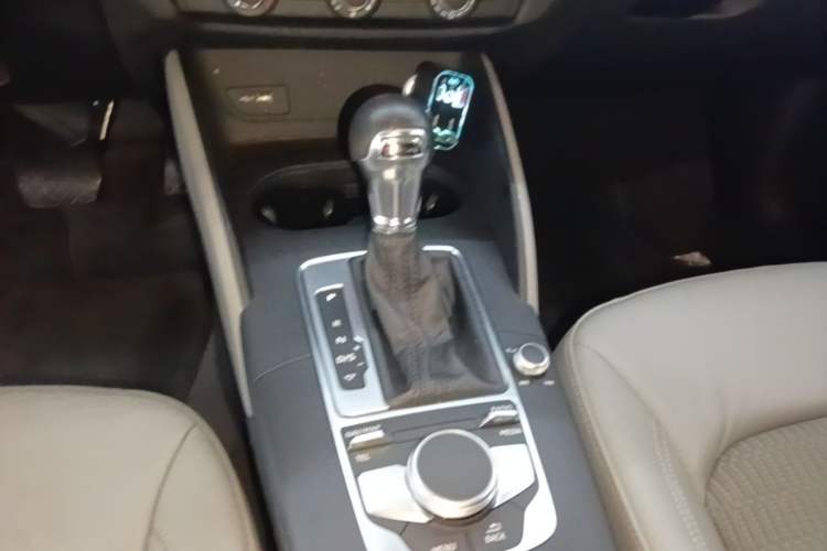 Used Audi A3 2019 Limousine 35 TFSI Fashion Edition China VI Emission Standard Gear Lever