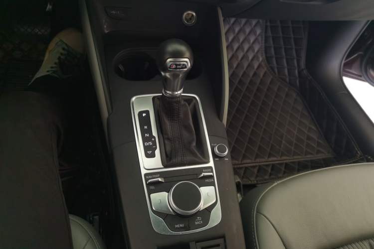 Used Audi A3 2019 Limousine 35 TFSI Fashion Edition China VI Emission Standard Gear Lever