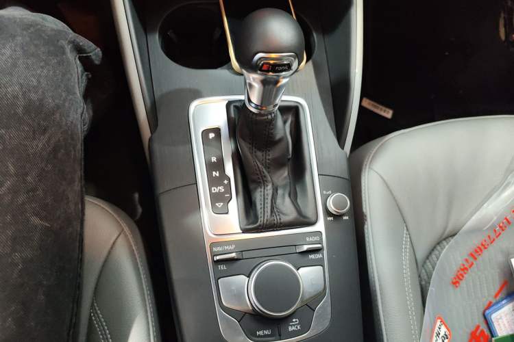 Used Audi A3 2019 Limousine 35 TFSI Fashion Edition China VI Emission Standard Gear Lever