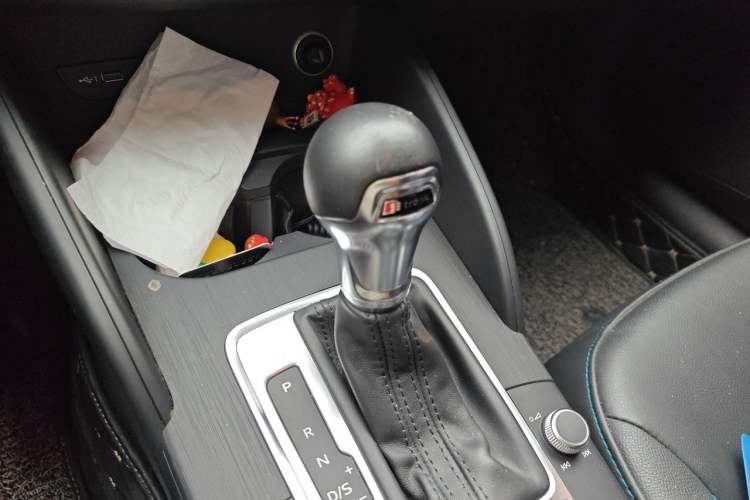 Used Audi A3 2019 Limousine 35 TFSI Fashion Edition China VI Emission Standard Gear Lever