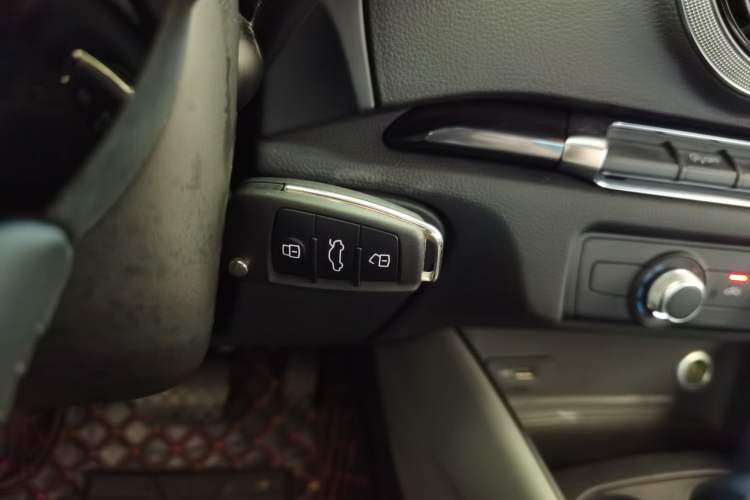 Used Audi A3 2019 Limousine 35 TFSI Fashion Edition China VI Emission Standard Vehicle Key