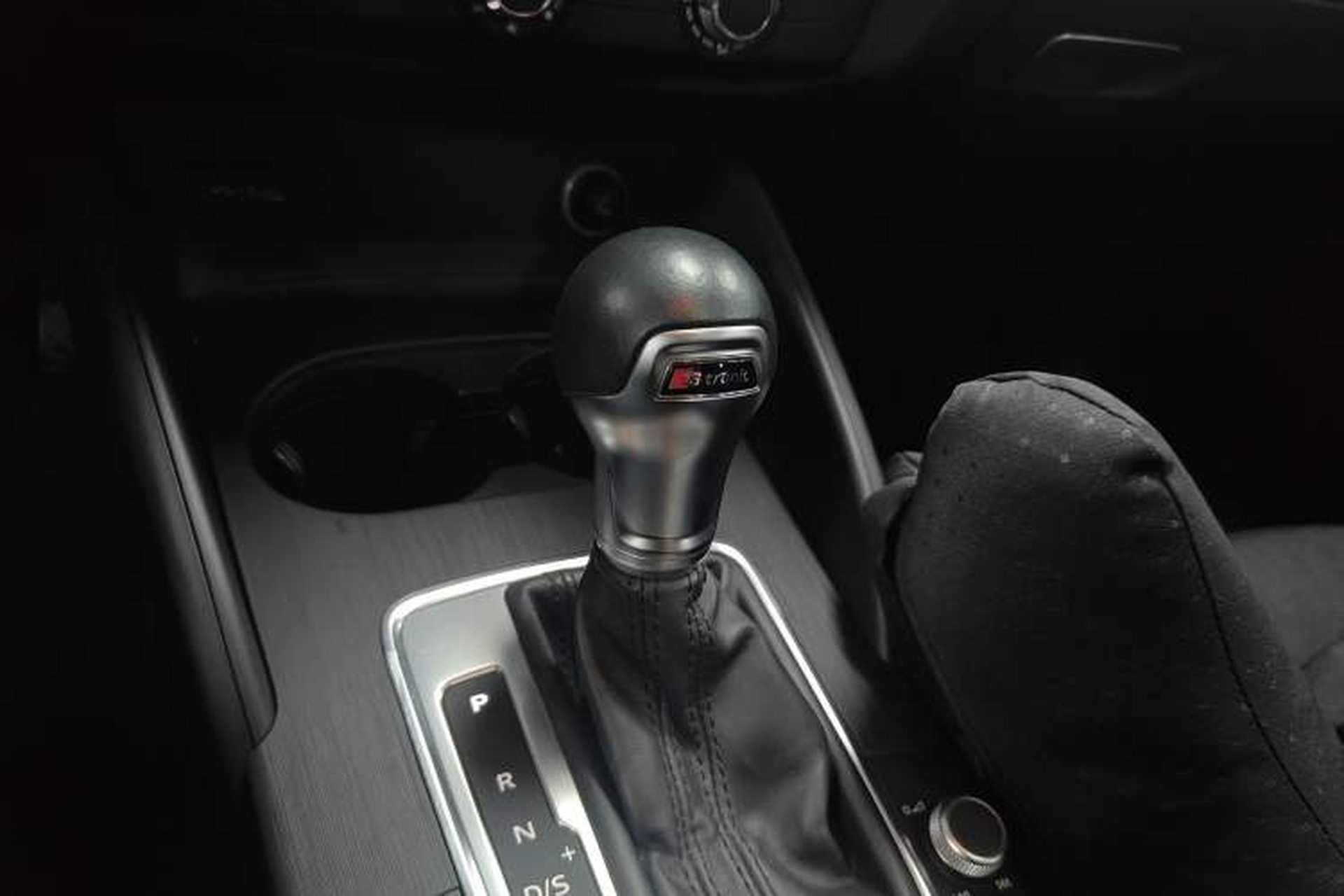 Used Audi A3 2019 Limousine 35 TFSI Fashion Edition China VI Emission Standard Gear Lever