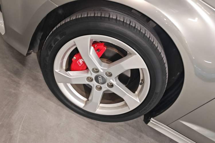 Used Audi A3 2019 Sportback 35 TFSI Fashion Edition China VI Emission Standard Left Front Wheel Hub
