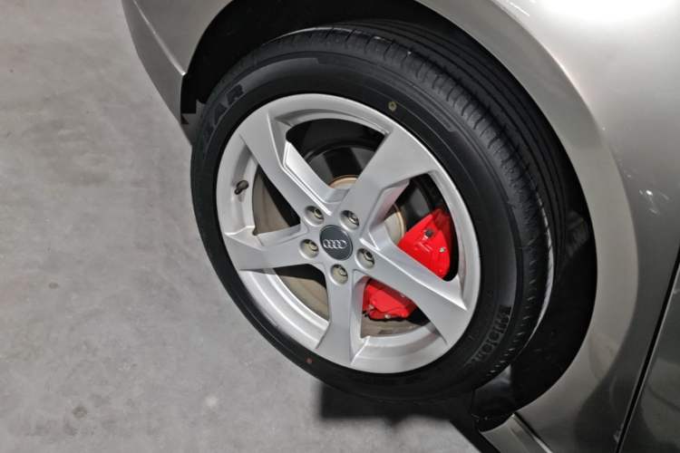 Used Audi A3 2019 Sportback 35 TFSI Fashion Edition China VI Emission Standard Right Rear Wheel Hub