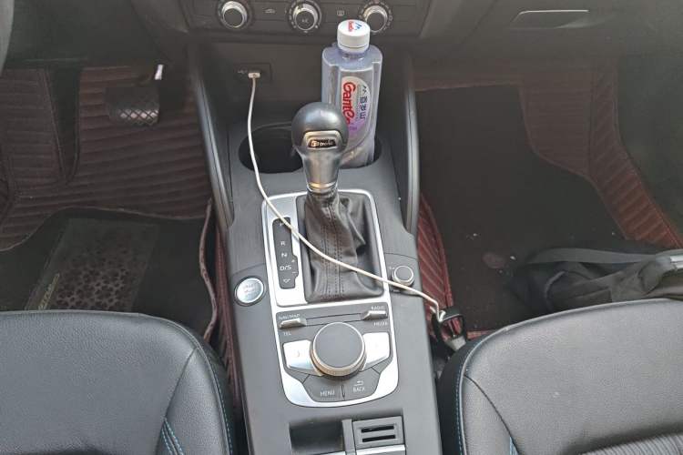 Used Audi A3 2019 Sportback 35 TFSI Fashion Edition China VI Emission Standard Gear Lever