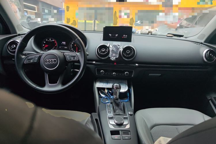 Used Audi A3 2019 Limousine 35 TFSI Fashion Edition China V standard Center Console