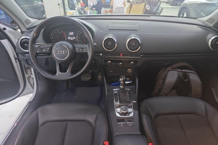 Used Audi A3 2019 Limousine 35 TFSI Fashion Edition China V standard Center Console