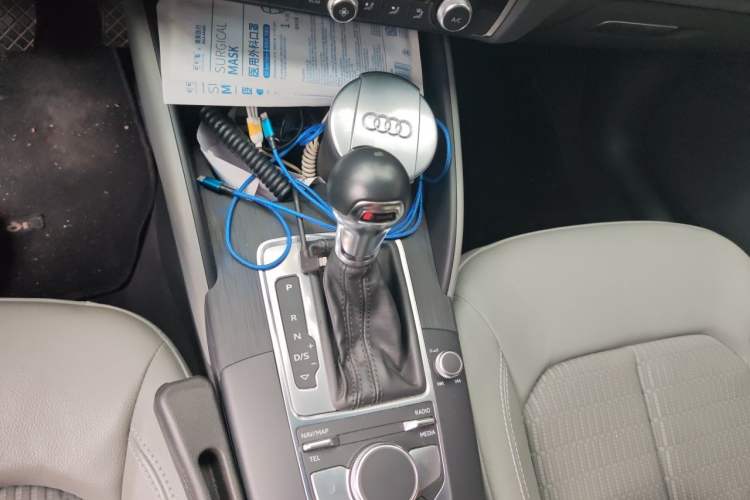 Used Audi A3 2019 Limousine 35 TFSI Fashion Edition China V standard Gear Lever