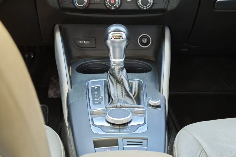Used Audi A3 2019 Limousine 35 TFSI Fashion Edition China V standard Gear Lever