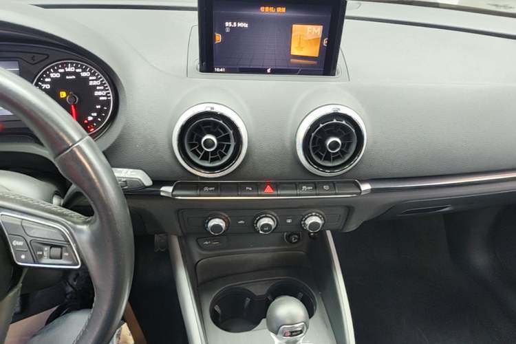 Used Audi A3 2019 Sportback 35 TFSI Fashion Edition China VI Emission Standard Audio And AC Panel